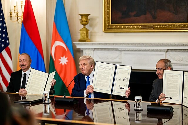 P20250808DT-1377_President_Donald_Trump_signs_a_trilateral_joint_declaration_with_President_Ilham_Aliyev_of_Azerbaijan_and_Prime_Minister_Nikol_Pashinyan_of_Armenia