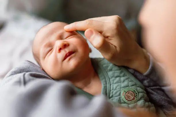 El nuevo permiso de paternidad llega tarde, escaso y por presión de la UE