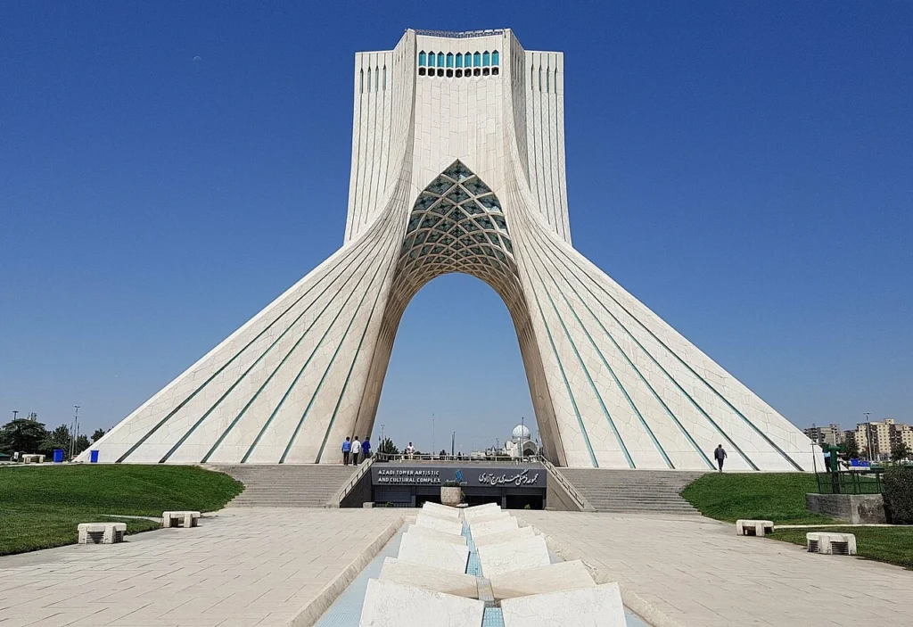 Azadi_Tower_(29358497718)_(cropped)