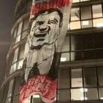 El Frente Obrero despliega una pancarta contra Pedro Sánchez en Ferraz