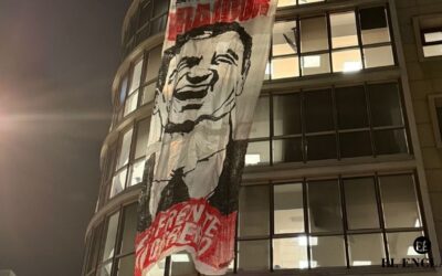 El Frente Obrero despliega una pancarta contra Pedro Sánchez en Ferraz