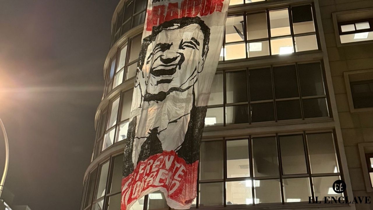 El Frente Obrero despliega una pancarta contra Pedro Sánchez en Ferraz