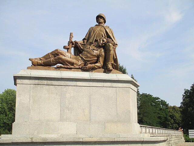 Monument_at_the_Soviet_Military_Cemetery_in_Warsaw