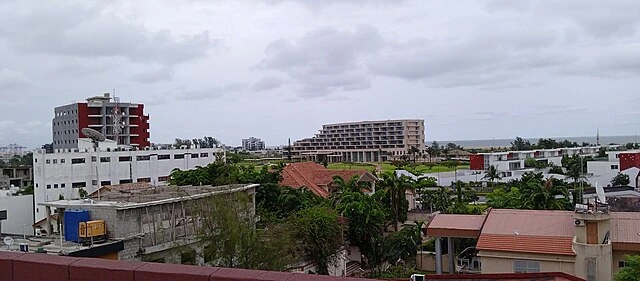 Vue_panoramique_du_quartier_à_Cadjéhoun_à_Cotonou_au_Bénin_02