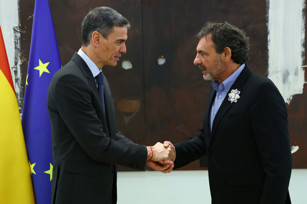 Òscar Camps recibe la Encomienda de Numero de la Orden del Mérito Civil