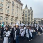 El Frente Obrero ha participado una vez más en la manifestación convocada por los médicos en toda España, mostrando su apoyo a la huelga que reclama la regulación de sus condiciones laborales y la defensa de una sanidad pública de calidad. 