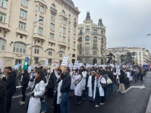 El Frente Obrero ha participado una vez más en la manifestación convocada por los médicos en toda España, mostrando su apoyo a la huelga que reclama la regulación de sus condiciones laborales y la defensa de una sanidad pública de calidad. 