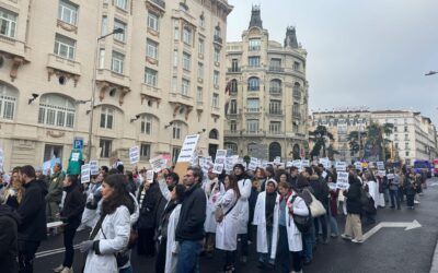 El Frente Obrero ha participado una vez más en la manifestación convocada por los médicos en toda España, mostrando su apoyo a la huelga que reclama la regulación de sus condiciones laborales y la defensa de una sanidad pública de calidad. 