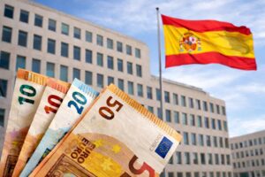 Billetes de euro y bandera española-min