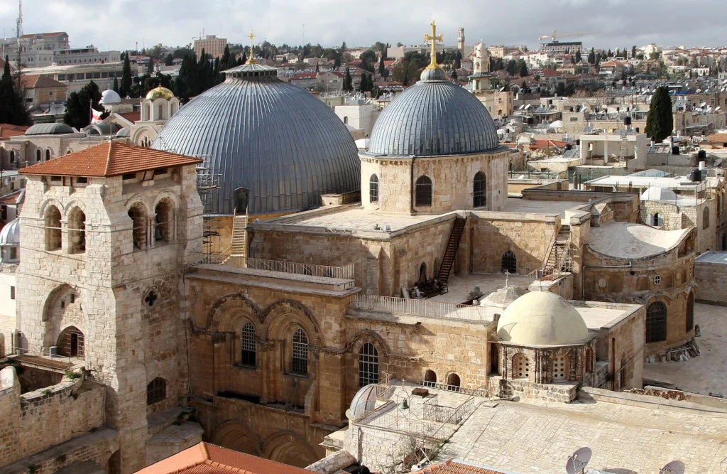 Church_of_the_Holy_Sepulchre_by_Gerd_Eichmann_(cropped)