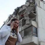 mujer-camina-escombros-edificio-derrumbado-terremotos-venezuela_160