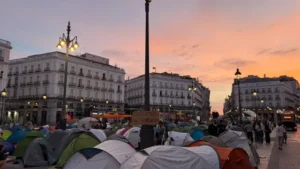 Cientos-de-personas-continuan-acampadas-en-la-Puerta-del-Sol-de-Madrid-para-exigir-el-decreto-Maricarmen