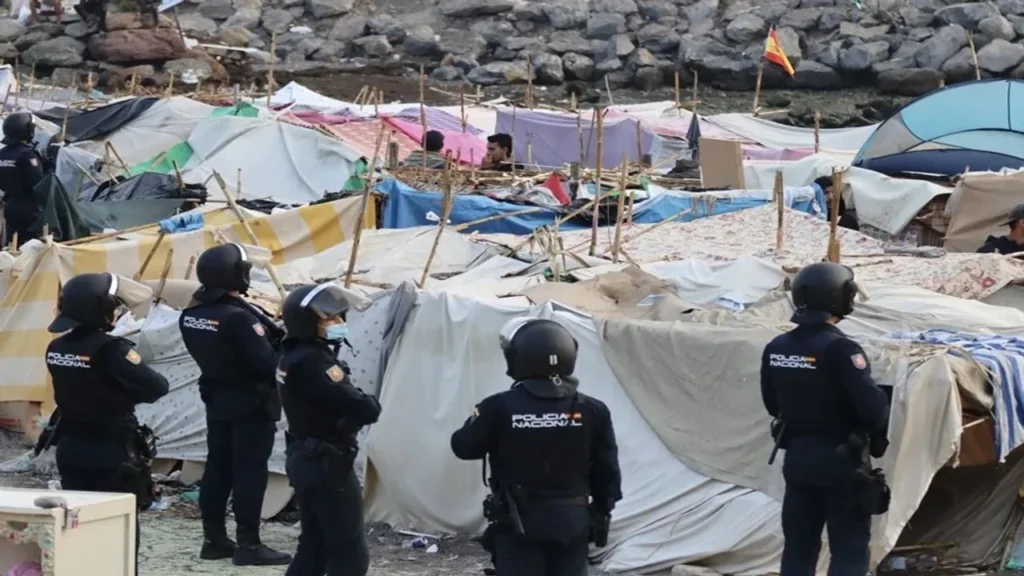 La Policía desaloja a los migrantes de la desalinizadora de Ceuta