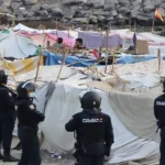 La Policía desaloja el asentamiento de migrantes junto a la desalinizadora de Ceuta