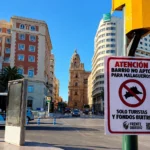La organización está llevando a cabo una campaña de protesta en distintos puntos de la capital de la Costa del Sol para denunciar la subida de los alquileres y del precio de la vivienda, la especulación inmobiliaria y un modelo turístico que está expulsando a los malagueños de sus barrios.