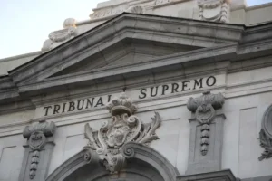 El Tribunal Supremo amenaza con multas y consecuencias penales a los ministros Albares y Bolaños si no se le entrega la lista de los más de 163.000 afectados por la "ley de nietos". Este requerimiento deberá cumplirse en un plazo máximo de cinco días