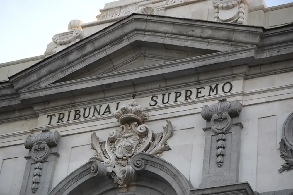 El Tribunal Supremo amenaza con multas y consecuencias penales a los ministros Albares y Bolaños si no se le entrega la lista de los más de 163.000 afectados por la "ley de nietos". Este requerimiento deberá cumplirse en un plazo máximo de cinco días