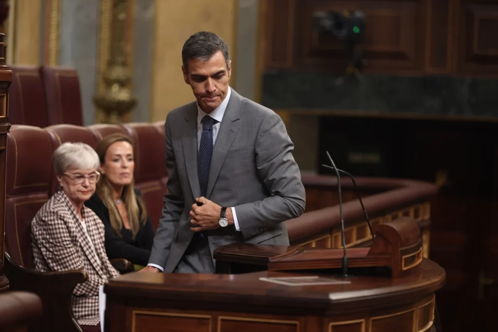 La Cámara Baja albergó el pleno para convalidar las medidas conocidas como "Decretos Maricarmen", presentados por Sánchez y sus socios de gobierno. Estas controvertidas y efímeras normas, que pretendían limitar los desahucios, regular el precio del alquiler y frenar la compra de inmuebles por parte de los fondos buitre, apenas han permanecido en vigor dos días desde su publicación en el BOE el pasado 30 de septiembre.