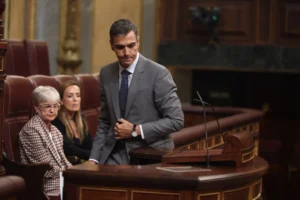 La Cámara Baja albergó el pleno para convalidar las medidas conocidas como "Decretos Maricarmen", presentados por Sánchez y sus socios de gobierno. Estas controvertidas y efímeras normas, que pretendían limitar los desahucios, regular el precio del alquiler y frenar la compra de inmuebles por parte de los fondos buitre, apenas han permanecido en vigor dos días desde su publicación en el BOE el pasado 30 de septiembre.